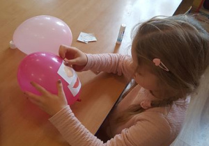 Dziewczynka projektuje balon z wyobraźnią.